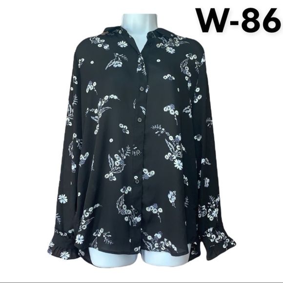 Who What Wear Tops - SzM Who What Wear Black Floral Print Top NWT
